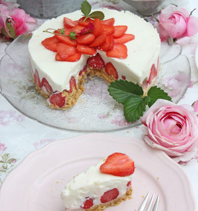 Leichte No Bake Erdbeer-Buttermilch-Holunderblüten Torte 5