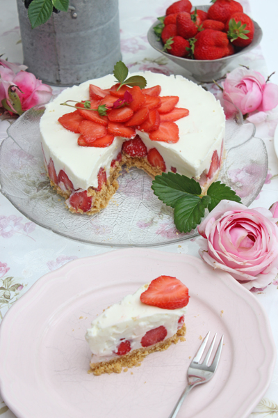 Leichte no bake erdbeer-buttermilch-holunderblüten torte 4