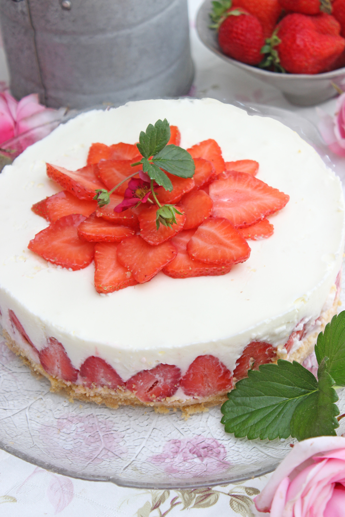 Erdbeer-Buttermilch-Holunderblüten Torte | No Bake Cake