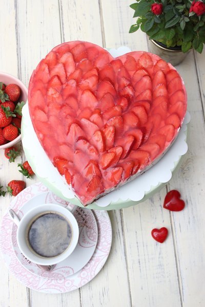 Erdbeer-Joghurt-Holunder-Herztorte zum Muttertag 3