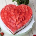 IMG Erdbeer Joghurt Holunder Herztorte zum Muttertag 06