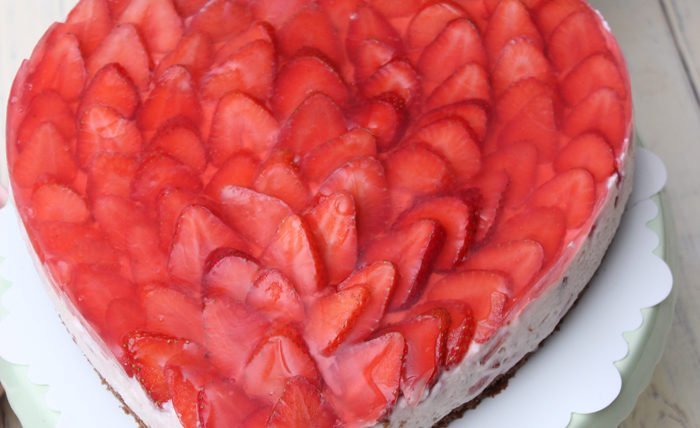 IMG Erdbeer Joghurt Holunder Herztorte zum Muttertag 06
