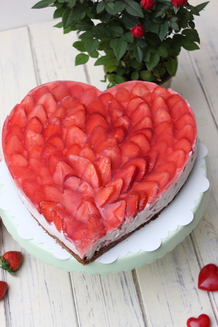 Erdbeer-Joghurt-Holunder-Herztorte zum Muttertag
