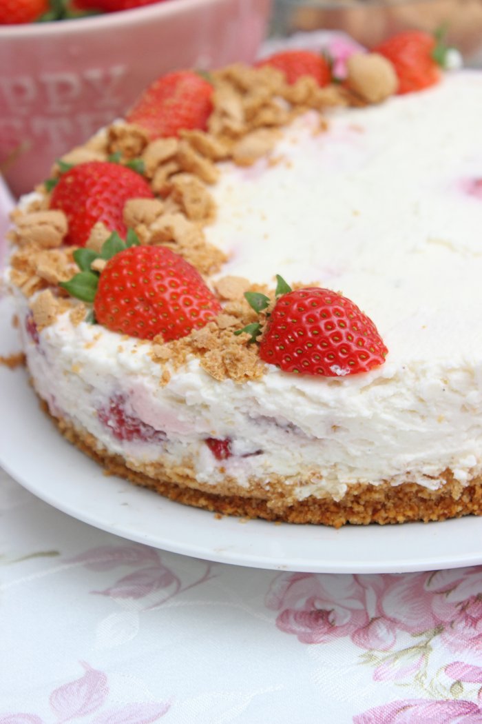 Erdbeer-joghurttorte mit amarettini - no bake cake