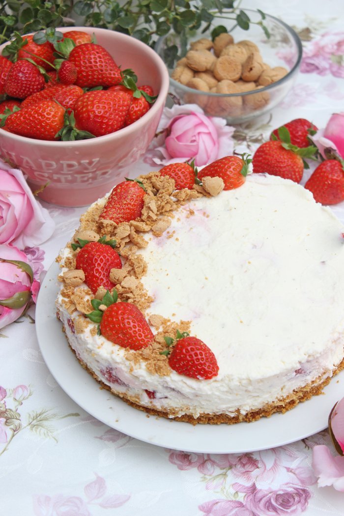 Erdbeer-Joghurttorte mit Amarettini - No Bake Cake