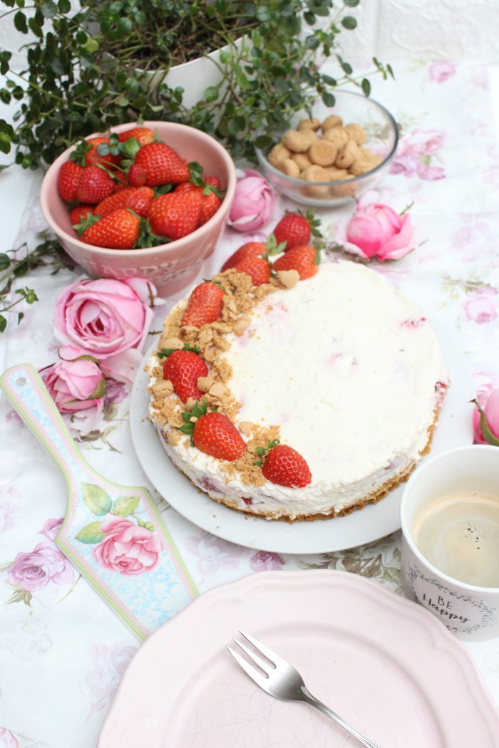 Erdbeer-joghurttorte mit amarettini | no bake cake 3