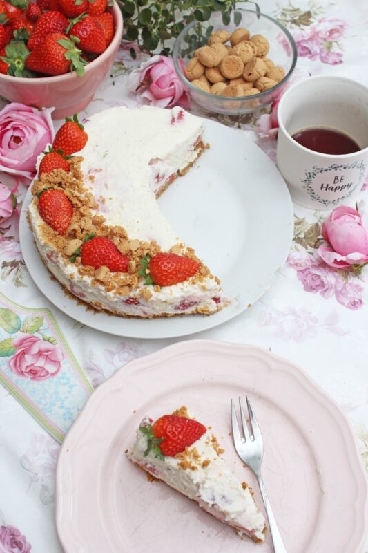 Erdbeer Joghurttorte mit Amarettini No Bake 08