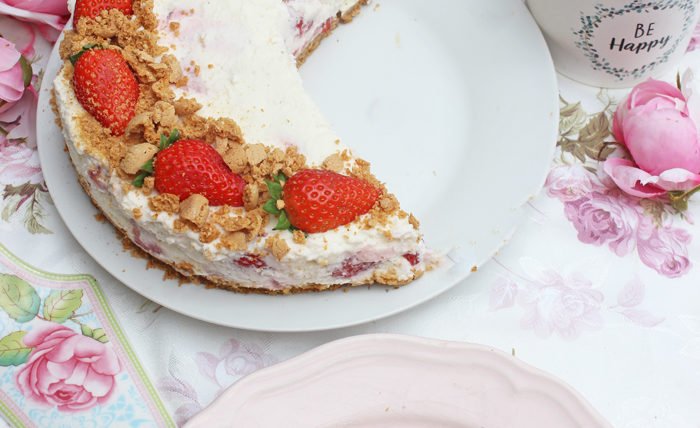 IMG Erdbeer Joghurttorte mit Amarettini No Bake 08