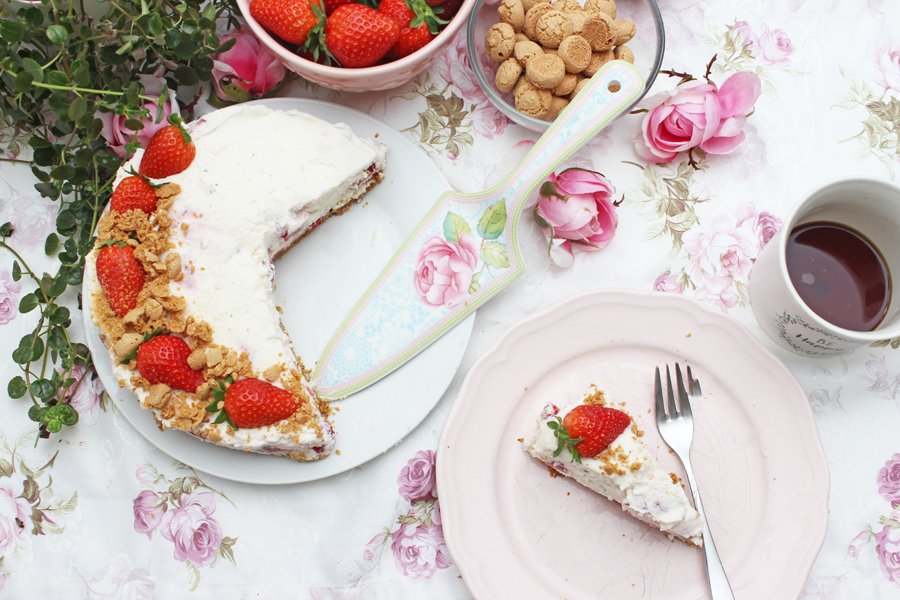 Erfrischende Erdbeer-Joghurttorte mit Amarettini | 100% No Bake Cake 1