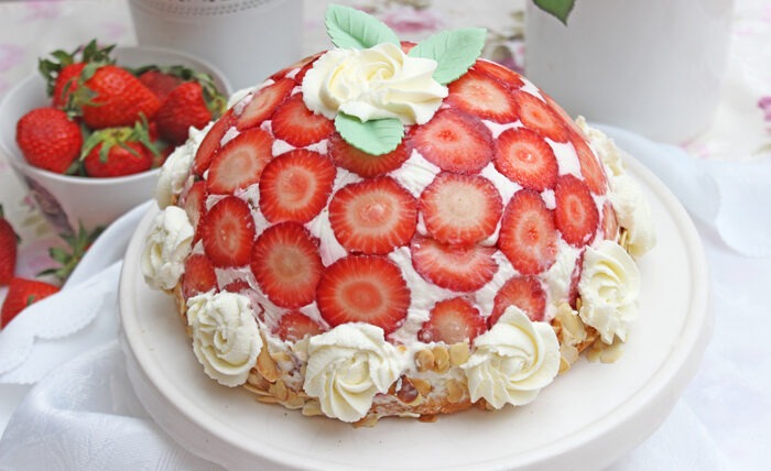 Erdbeer-Kuppeltorte | Erdbeer- Charlotte mit Fruchtspielgel