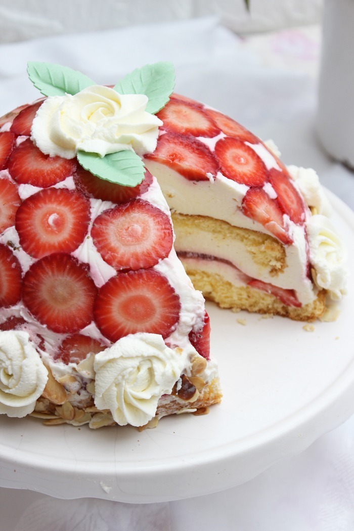 Erdbeer-Kuppeltorte | Erdbeer-Charlotte mit Fruchtspiegel