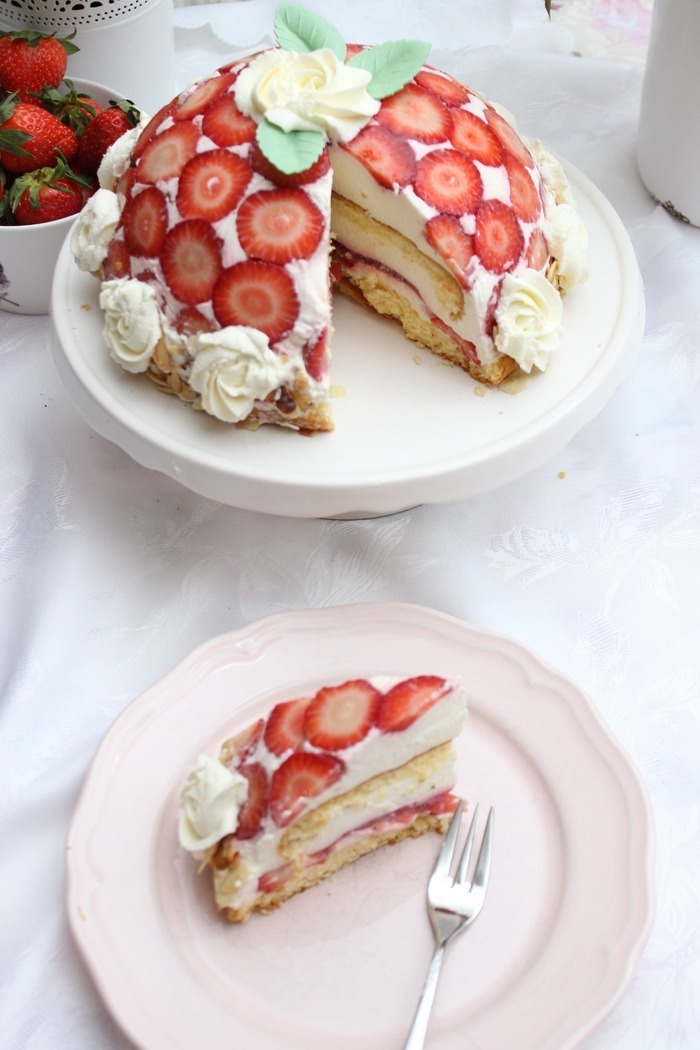 Erdbeer-Kuppeltorte | Erdbeer- Charlotte mit Fruchtspielgel
