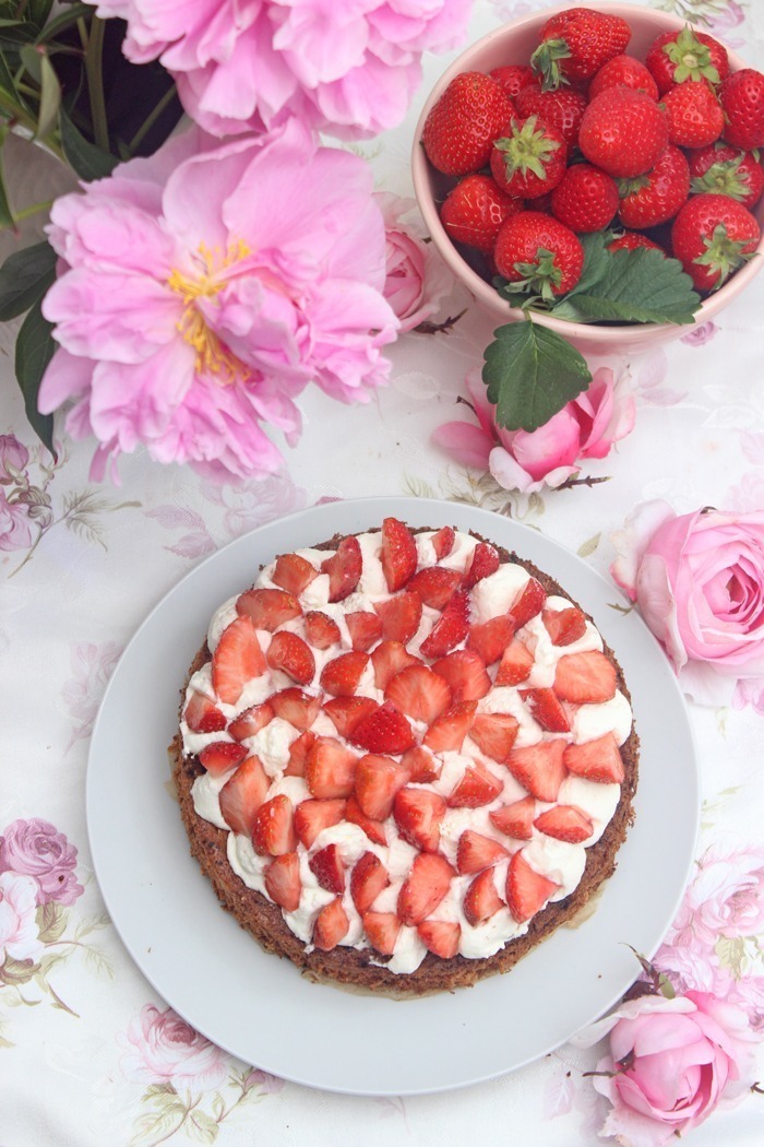 Erdbeer-Mandeltorte mit Schokoladensoße