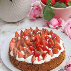 Cremige Erdbeer-Mandel-Torte mit Schokoladensoße 2