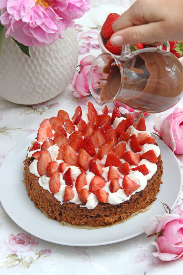 Erdbeer-Mandeltorte mit Schokoladensoße
