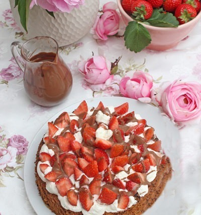 Cremige Erdbeer-Mandel-Torte mit Schokoladensoße 4