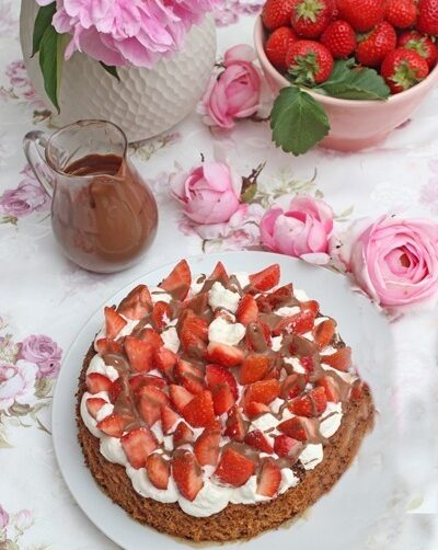 Himmlische Erdbeer-Mandel-Torte mit Schokoladensoße: