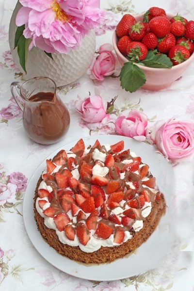 Cremige Erdbeer-Mandel-Torte mit Schokoladensoße 21