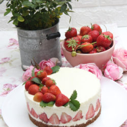 Mega leckere Erdbeer-Panna-Cotta-Torte | No Bake Cake 2
