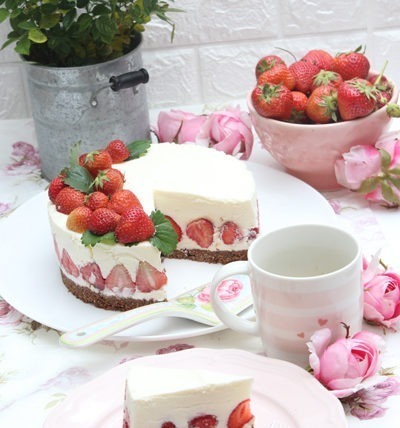 Mega leckere Erdbeer-Panna-Cotta-Torte | No Bake Cake 5