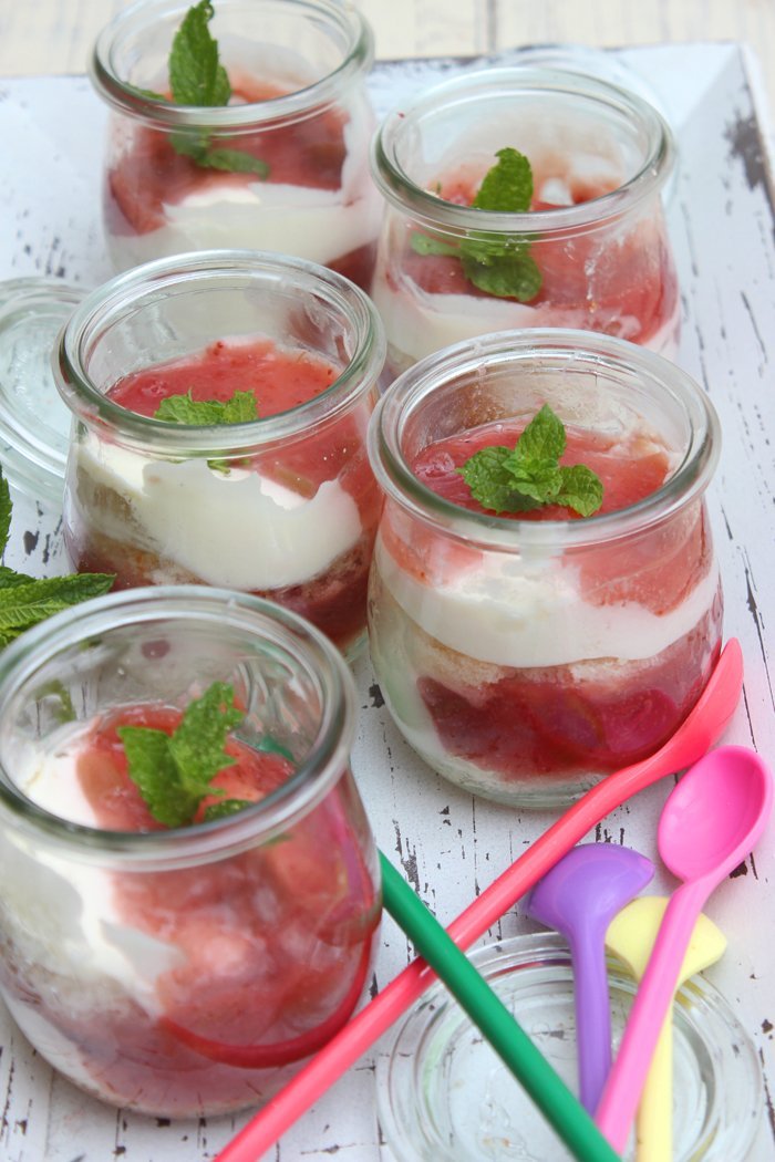 Erdbeer-Rhabarber-Holundercreme Dessert im Glas