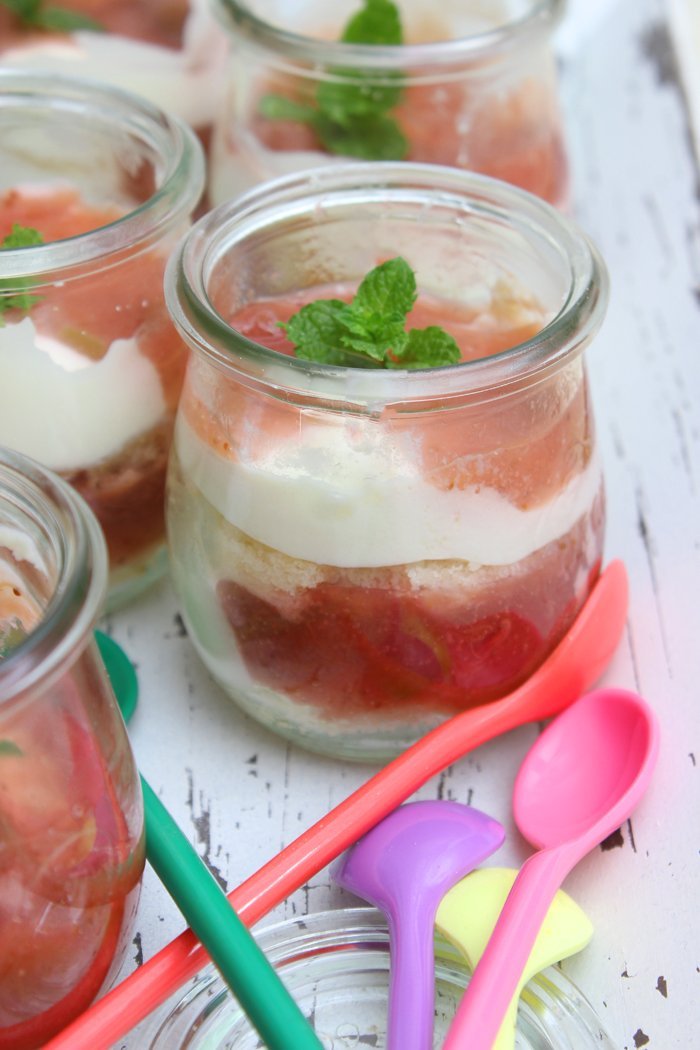 Erdbeer-Rhabarber-Holundercreme Dessert im Glas