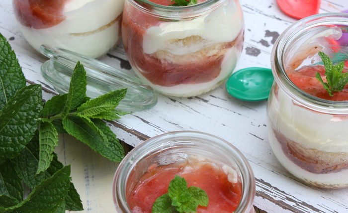 Erdbeer-rhabarber-holundercreme dessert im glas 2