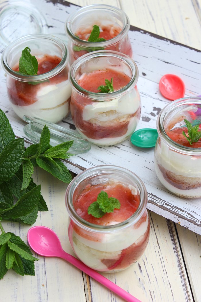 Erdbeer-rhabarber-holundercreme dessert im glas