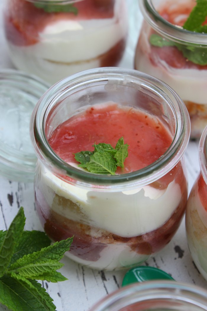 Erdbeer-rhabarber-holundercreme dessert im glas