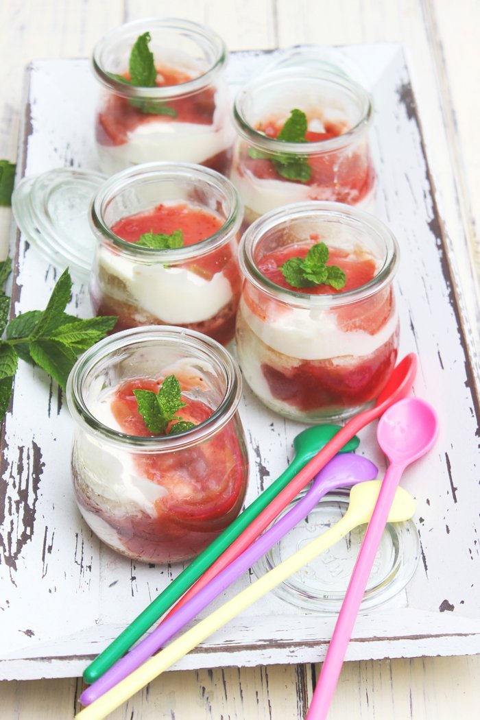 Erdbeer-rhabarber-holundercreme dessert im glas