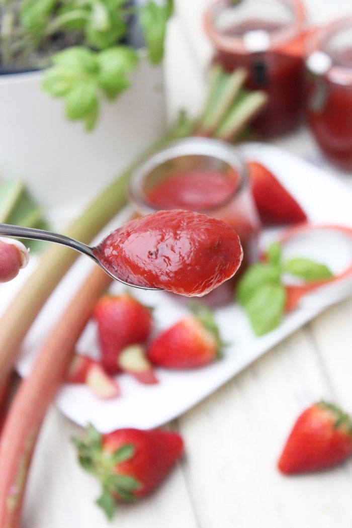 Erdbeer-rhabarber konfitüre mit basilikum