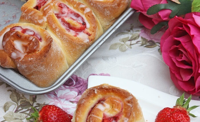 Mega leckeres Erdbeer Schnecken mit Guss Rezept 15