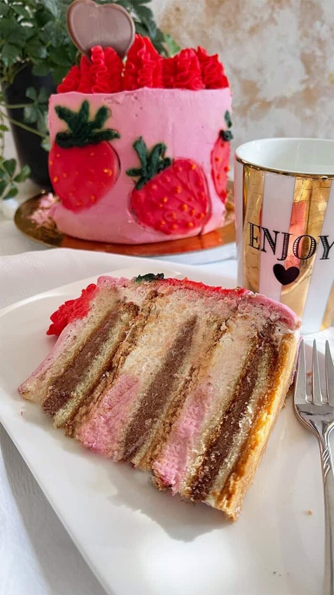 Grandiose Erdbeer-Schoko-Torte: Ein Fest für 1000 Sinne mit fruchtiger Erdbeercreme 1 Erdbeer Schoko Torte Rezept 06