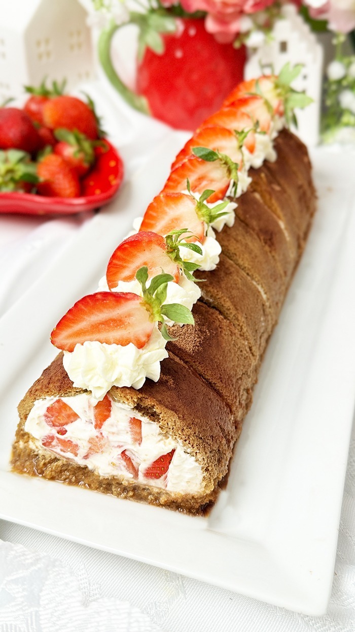 Erdbeer Tiramisu Rolle mit Löffelbiskuits 