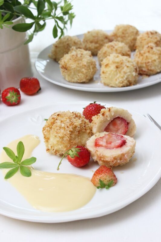 Erdbeer Topfenknödel mit himmlischer Waldmeistersoße 1
