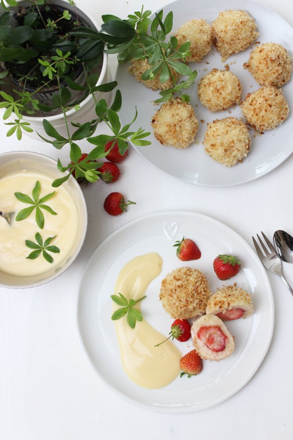 Erdbeer-Topfenknödel mit einer himmlischen Waldmeistersoße