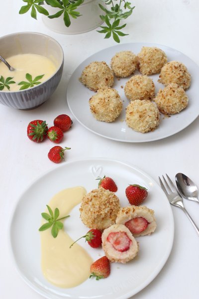 Erdbeer-Topfenknödel mit einer himmlischen Waldmeistersoße 1