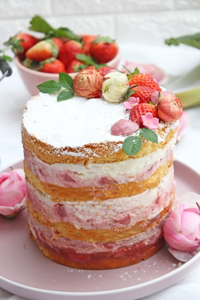 IMG Erdbeer Torte mit Rhabarber Rezept 4
