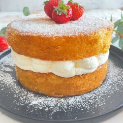 IMG Erdbeer Victoria Sponge Cake Rezept 04