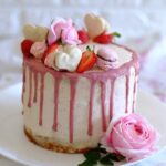 IMG Erdbeer Zitronen Drip Cake mit Macarons 02