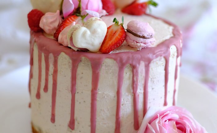 Himmlische Erdbeer-Zitronen-Drip Cake mit Macarons 3