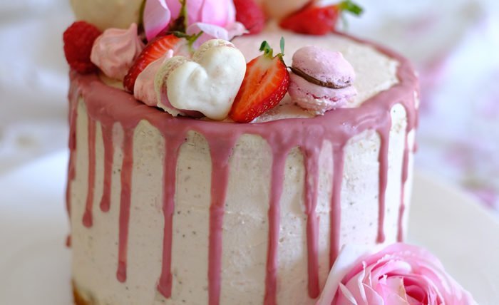 IMG Erdbeer Zitronen Drip Cake mit Macarons 02