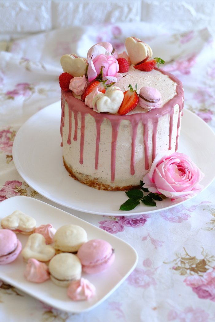 Erdbeer-Zitronen-Drip Cake mit Macarons