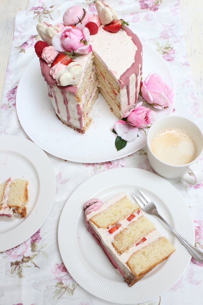Himmlische Erdbeer-Zitronen-Drip Cake mit Macarons 2