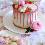 IMG Erdbeer Zitronen Drip Cake mit Macarons TL
