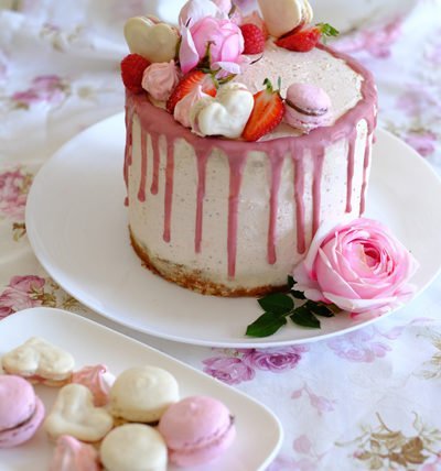 IMG Erdbeer Zitronen Drip Cake mit Macarons TL