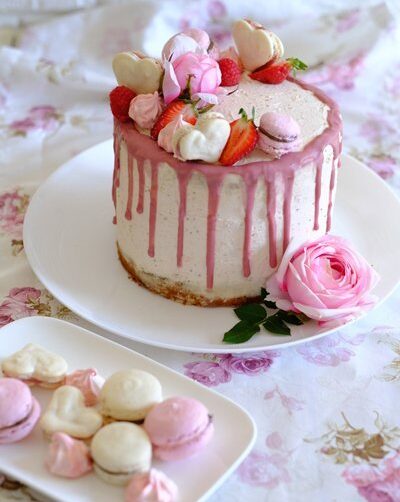 IMG Erdbeer Zitronen Drip Cake mit Macarons TL