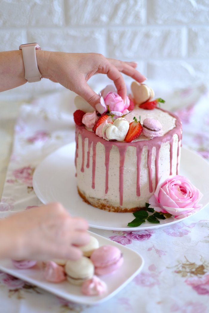Erdbeer-Zitronen-Drip Cake mit Macarons