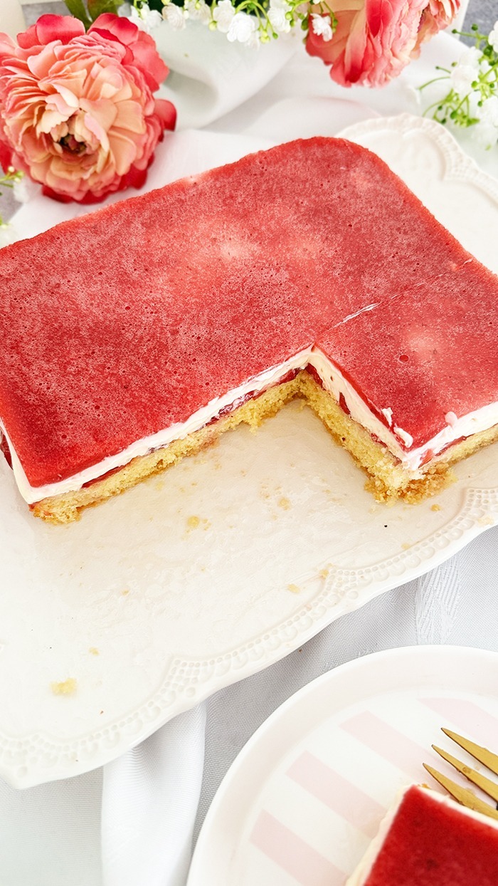 Erdbeerkuchen mit Pudding und Erdbeerspiegel vom Blech 