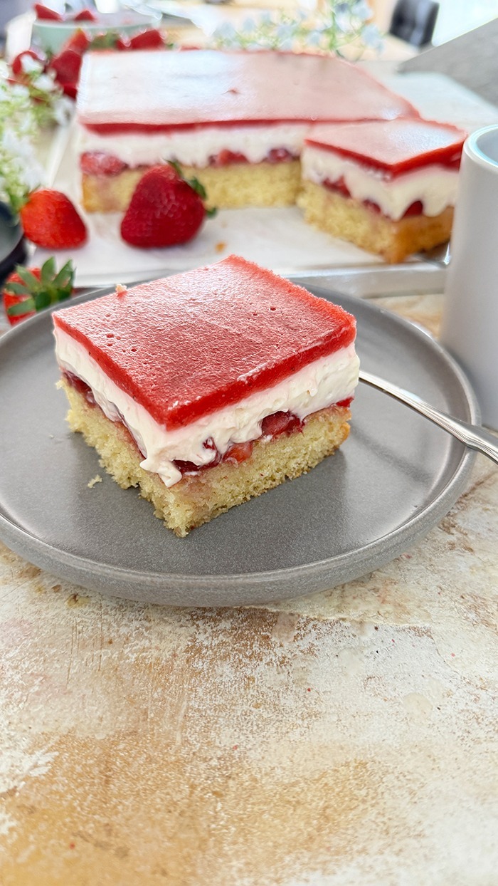 Erdbeerkuchen mit Pudding und Erdbeerspiegel vom Blech 